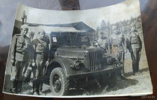 Фото Бойцы у доверенного им автомобиля