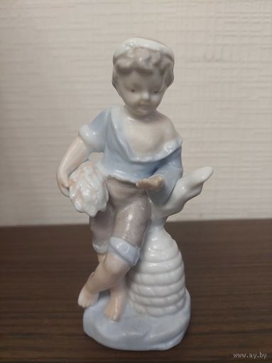 Фарфорлвая фигурка девочка