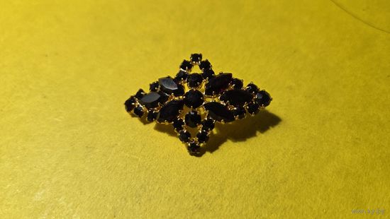 Старая брошь.