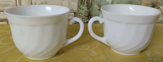 Две винтажные кофейные чашки Arcopal France с узором в виде завитков