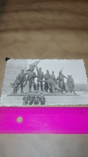 Старое военное фото возле мемориала