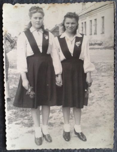 Фото двух девушек. 1940-е. 8х11 см.