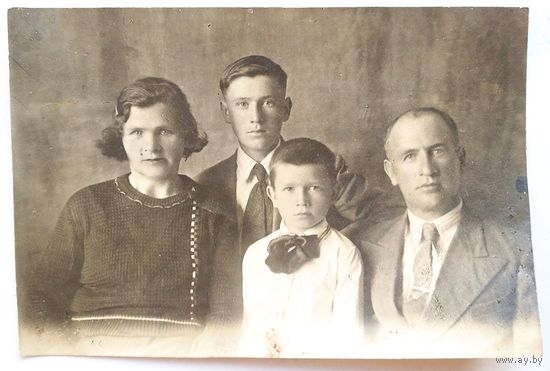 Семейное фото. 1930-е. 7.5х11.5 см.