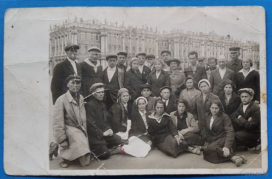 Фото группы на экскурсии в Ленинграде. 1930-е. 8.5х13.5 см.
