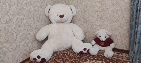Два больших медведя ищут новый дом. Большой 1,5 метра высоты, второй меньше. Продаю парой. У большого медведя есть еще шарф.