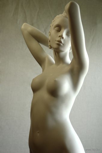 Статуя ПЕРЕД ЗЕРКАЛОМ Мрамор Выс 120 см. Вес 27.5 кг. выставочный ЭКСКЛЮЗИВ .