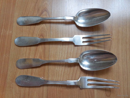 Две ложки. Две вилки. 1882 год. Серебро 84.