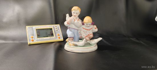 Скульптура"Дети кормят голубей". Фарфор.