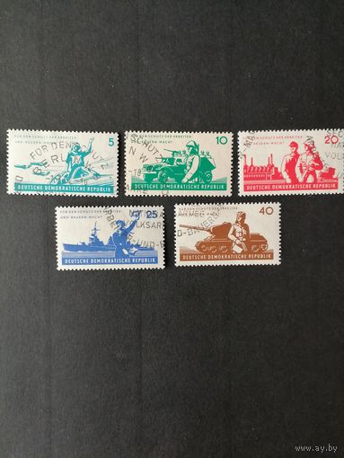 ГДР 1962 Полная серия марок "6 лет национальной народной армии ГДР (NVA)" (гашение с клеем и наклейками) Mi.876-880 каталог 4.50 евро