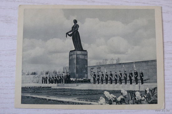 Уткин Б.(фото), Ленинград. Пискаревское кладбище; 1963, чистая.