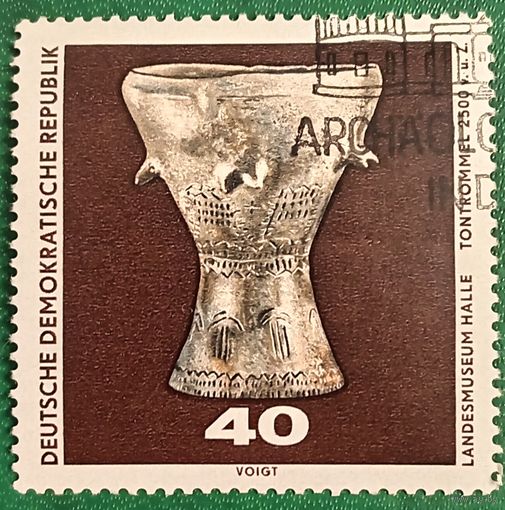 ГДР 1970. Экспонаты Национального музея Галле. Глиняный барабан