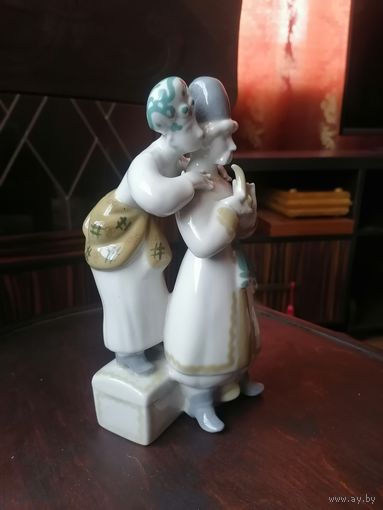 Фарфоровая статуэтка.