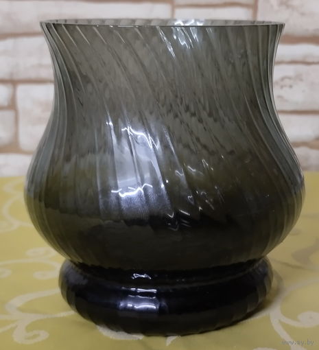 Стеклянная вазочка-букетница с дымчатым, темно-серым или оливково-черным оттенком.