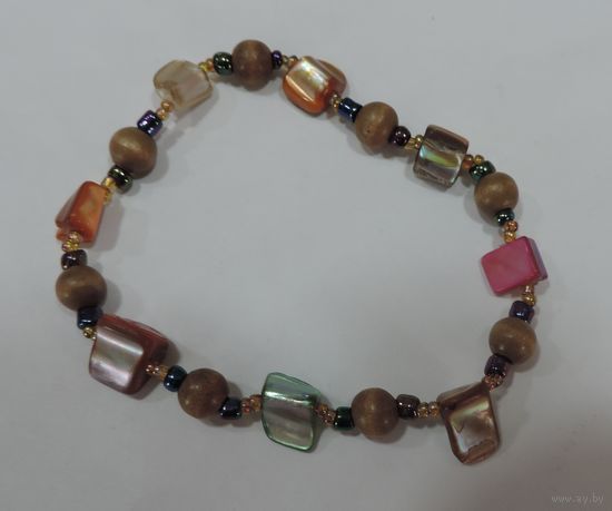 Браслет. Натуральный перламутр и др. Материалы. Длина 21 см. На резинке.