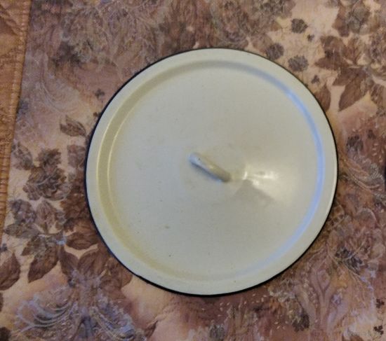 Крышка от кастрюли.