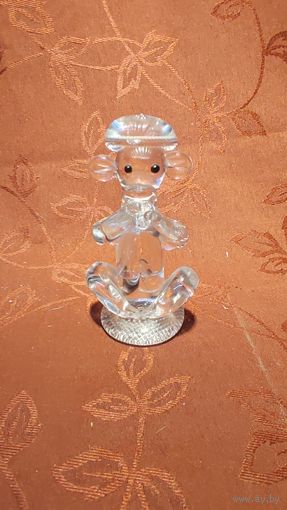 Стеклянная фигурка обезьянка