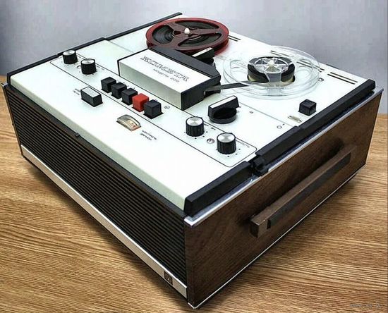 Магнитофон катушечный Комета 209, СССР ( ТОЛЬКО ЧАСТИ КОРПУСА ) .