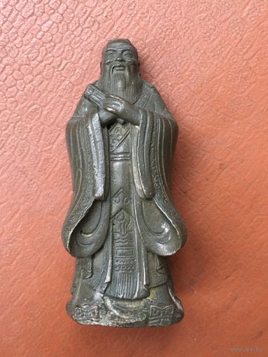 Конфуций, старая бронзовая статуэтка, детализация