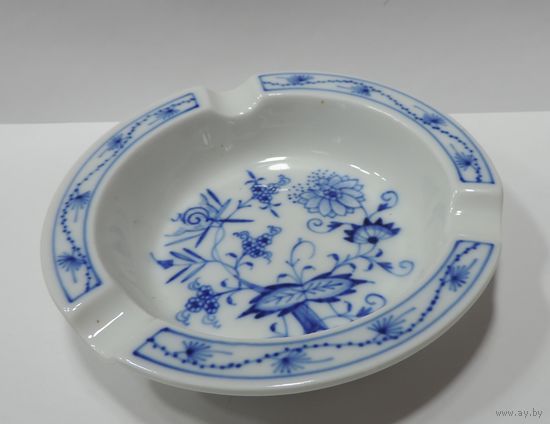 Пепельница фарфоровая фирмы "Майсен. (Meissen)" 40-50-е годы Германия. Диаметр 12.3 см.
