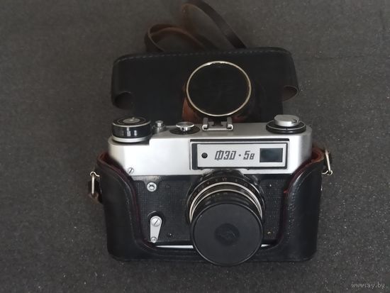 Классический советский пленочный дальномерный фотоаппарат ФЭД-5В.