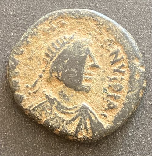 Монета 40 нуммий (фоллис) 518–527 гг. н.э.. Юстин I. Византийская империя