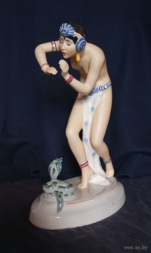 Статуэтка "Заклинательница змей", Royal Dux, Чехословакия, 1939-1945 гг