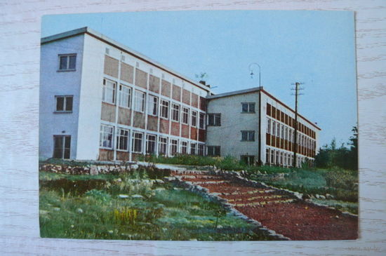 Прибалтика, Латвийская ССР, Школа в Звейниекциемсе; чистая.