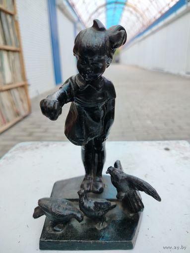 Литье  ДЕВОЧКА КОРМИТ ГОЛУБЕЙ