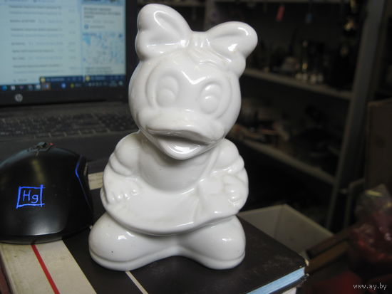Утенок. Статуэтка-копилка. Фарфор.