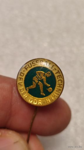 Значек знак Футбольный техник ГДР,200 лотов с 1 рубля!!!