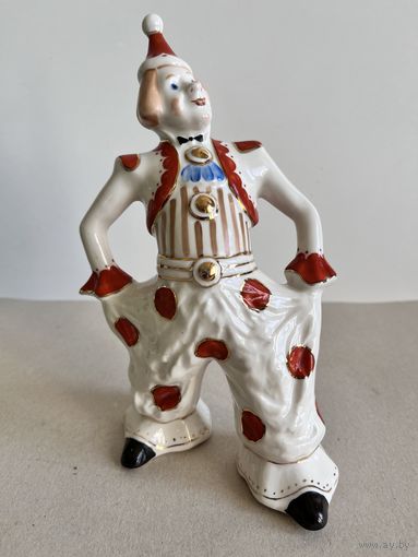 СТАТУЭТКА ФАРФОРОВАЯ "КЛОУН". 18*10*6 СМ. МИНСКИЙ ФФЗ. КЛЕЙМО ПОДКОВА. СМ.КЛЕЙМО , ФОТО И ОПИСАНИЕ.