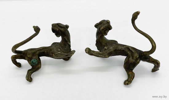 Пара бронзовых старинных стилизованных кошек. Деталь от подставки