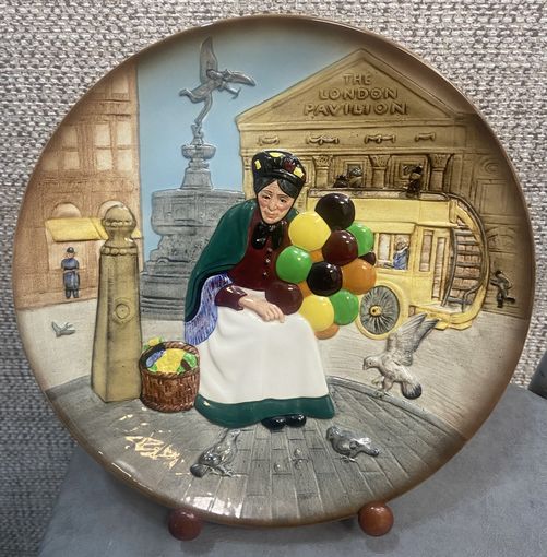 Рифленая декоративная тарелка Royal Dolton. Продавщица воздушных шаров. Англия. 1979 год. 26 см