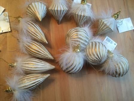 Набор стильных украшений, 12 штук. Очень красиво смотрятся, как застаренные, диаметр шара 8 см, "сосулька" 14 см. Качественный пластик, покупала в Польше. Продаю комплектом без торга, стоили на порядо