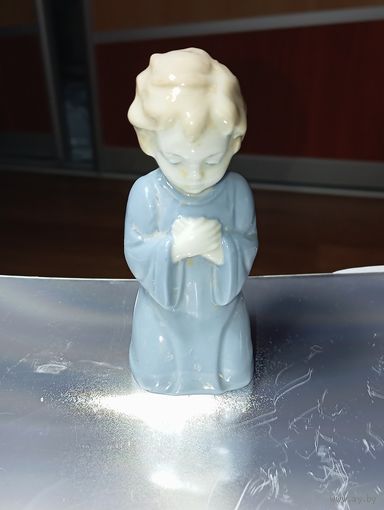 Статуэтка "Мальчик читает книгу", Фарфор, Metzler & Ortloff, Германия Высота: 8.5 см