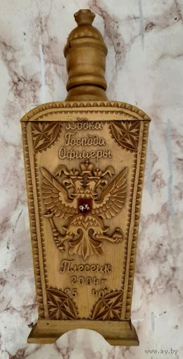 Футляр водки Господа офицеры. Плесецк 2004 год.эксклюзив. дерево, резьба.