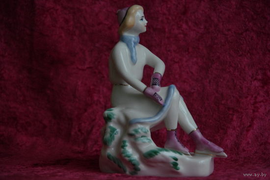 Статуэтка фарфоровая " Конькобежка "  ЗХК  Полонне  50- е  ЦЕЛАЯ