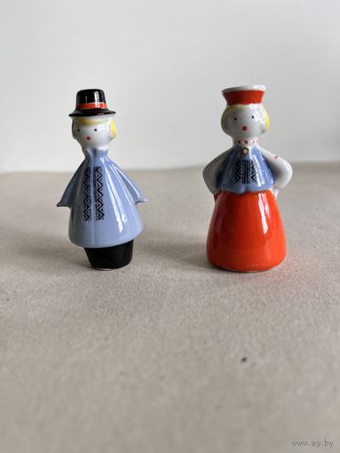 СТАТУЭТКА ФАРФОРОВАЯ "ЛАТЫШСКАЯ МИНИ ПАРОЧКА". 6,5 и 6,5 СМ. МИНИАТЮРА. РИГА. РИЖСКИЙ ФФЗ.  1947 - 1970 ГОДА. СМ.ФОТО, КЛЕЙМО И ОПИСАНИЕ.