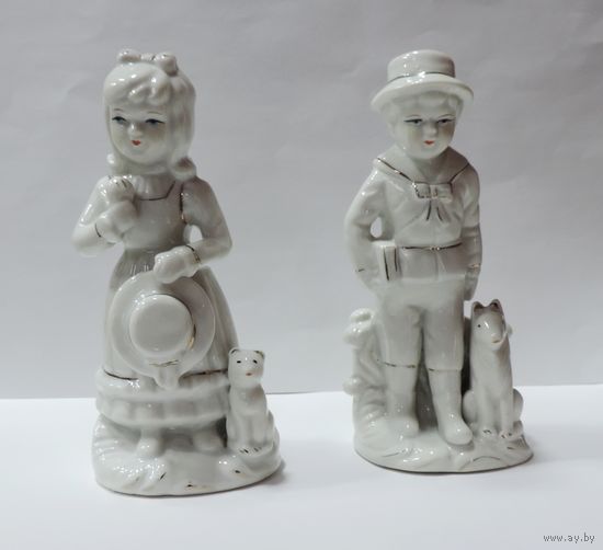 Статуэтки фарфоровые "Девочка с котом и мальчик с собакой" 80-90-е годы Европа. Высота 13.5 см. Целые, без реставрации.