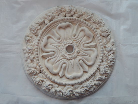 Потолочная орнаментальная розетка из гипса.