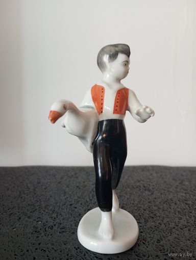 Мальчик Нильс с гусем.  Hollohaza. Венгрия.