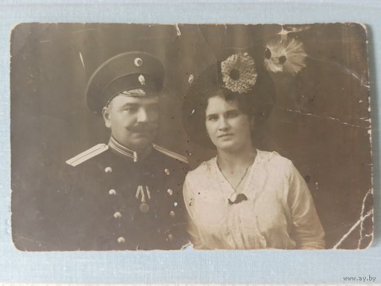 Фотография Титулярного советника с супругой. Медаль "За усердие" на Станиславской ленте. Российская Империя. До 1917 года. 13,5 на 8,5 см.