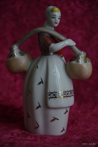 Статуэтка фарфоровая " Девушка с коромыслом " ЗХК Полонне