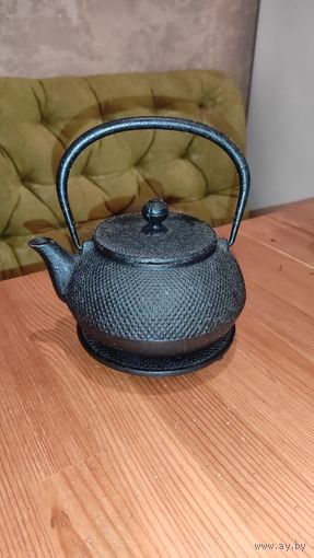 Заварочный чайник на 700 мл чугун. В наборе подставка, ситечко и крышка. Хорошее состояние. Увесистый. Приятная цена, покупали дороже.