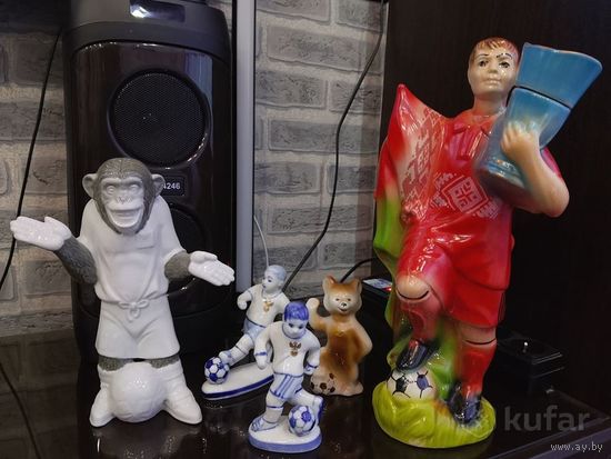 Статуэтки футбольные.