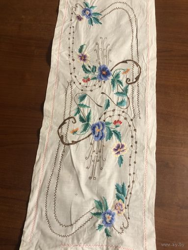 Дорожка вышитая гладью