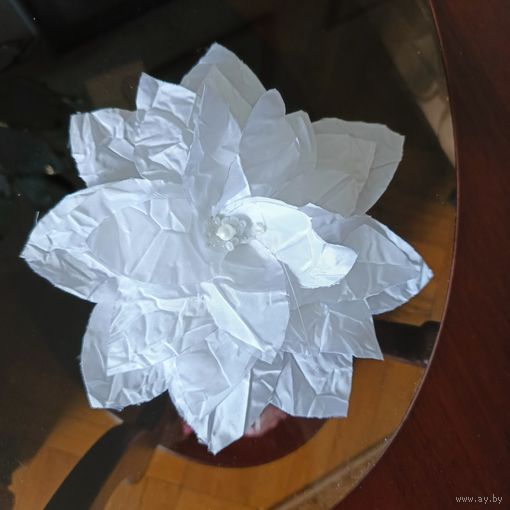 Большой цветок из ткани для платья