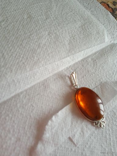 Серебряный кулон с янтарём