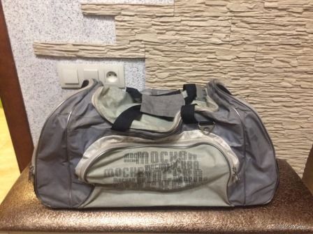 Большая спортивная сумка с выдвижной ручкой. Сумка очень большая и вместительная. Размер длина не меньше 60 см, ширина около 40 см. Сумка очень прочная, добротная.