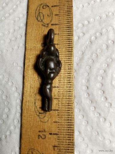 Редкая древняя подвеска. Девушка с кувшином